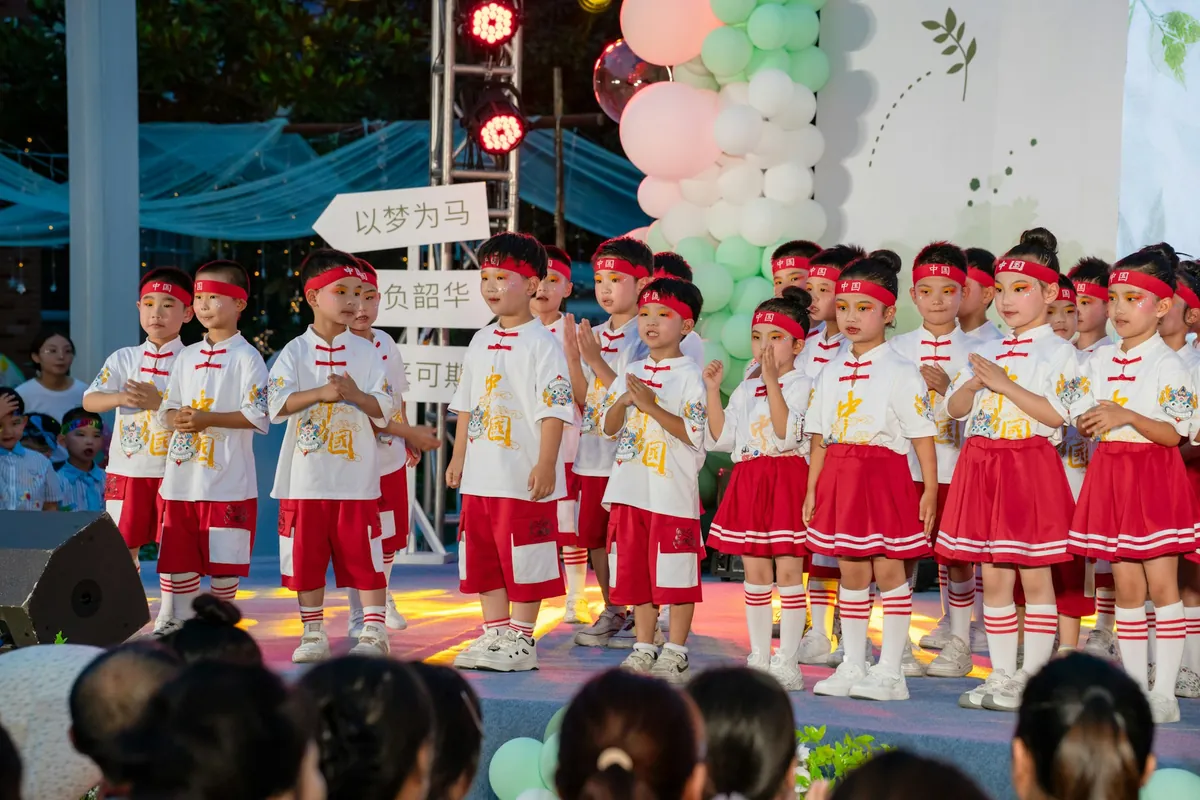 Trẻ nhỏ biểu diễn trang phục truyền thống trên sân khấu