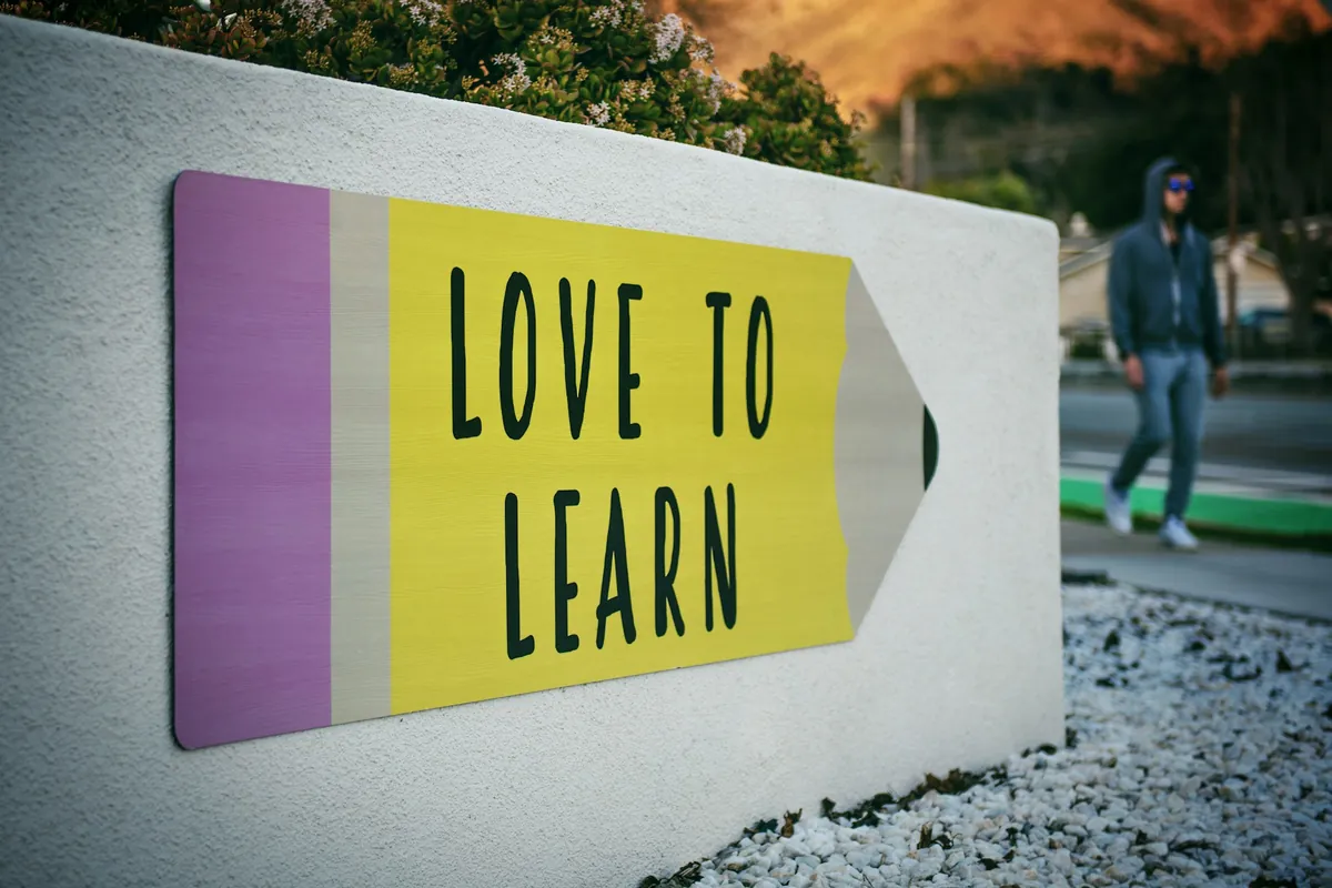 Bảng bút chì LOVE TO LEARN trước trường học
