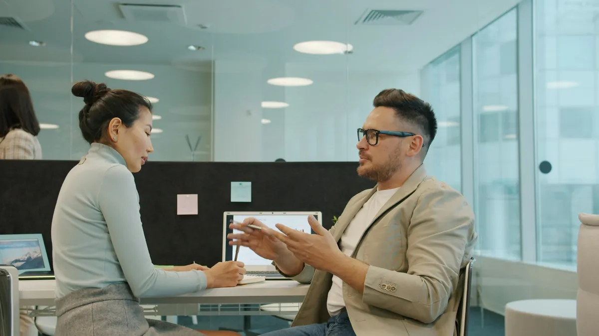 Giáo viên và học viên trao đổi trực tiếp
