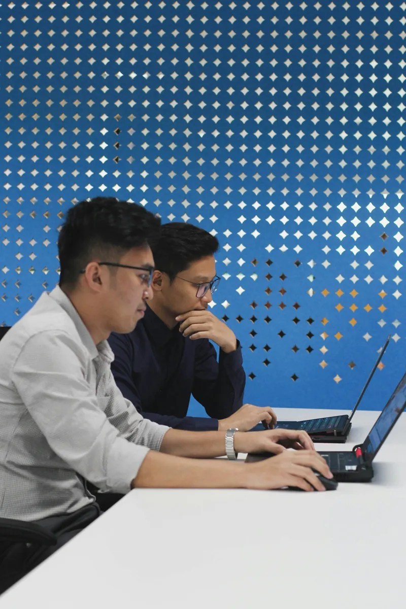 Hai đồng nghiệp làm việc với laptop